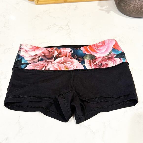 Lululemon Booty Short pink black floral sweat wicking breathable size 2 athletic - Picture 1 of 7